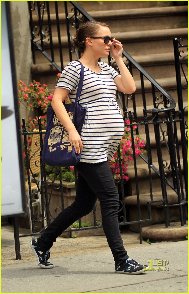 Natalie Portman Striped Tee in NYC! Photo 2538979 Natalie Portman(01)