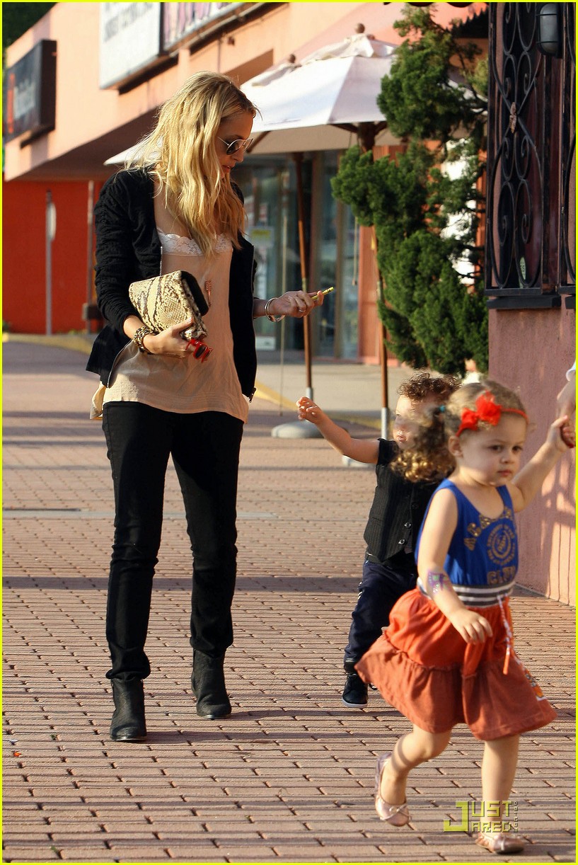 Nicole Richie On the Road with Harlow & Sparrow! Photo 2536709