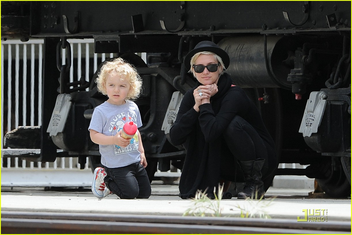 Ashlee Simpson & Pete Wentz Travel Town with Bronx! Photo 2537585