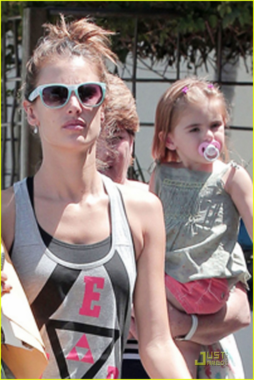 Alessandra Ambrosio Sunny Stroll with Anja! Photo 2541254(00)