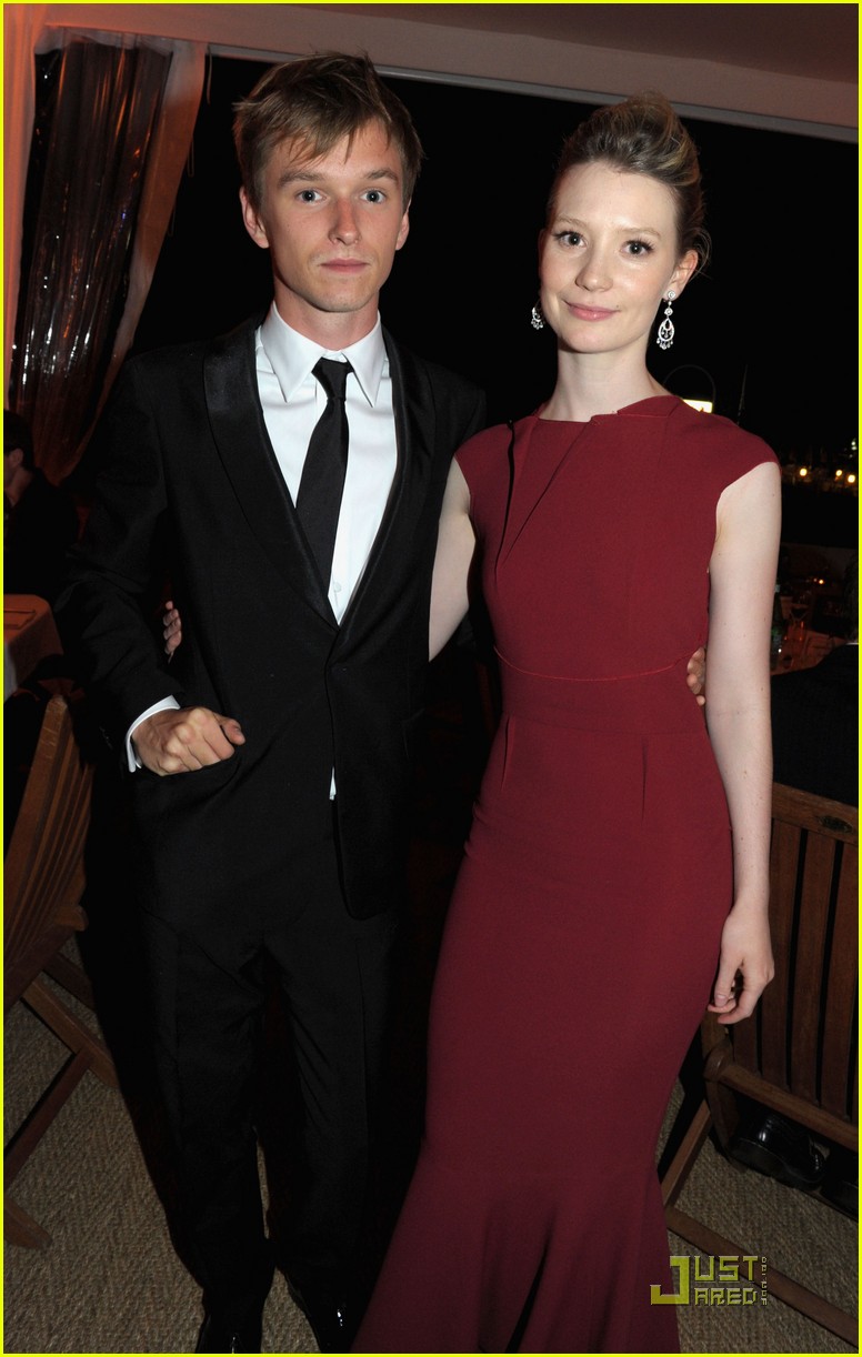 Mia Wasikowska 'Restless' Premiere with Bryce Dallas Howard! Photo