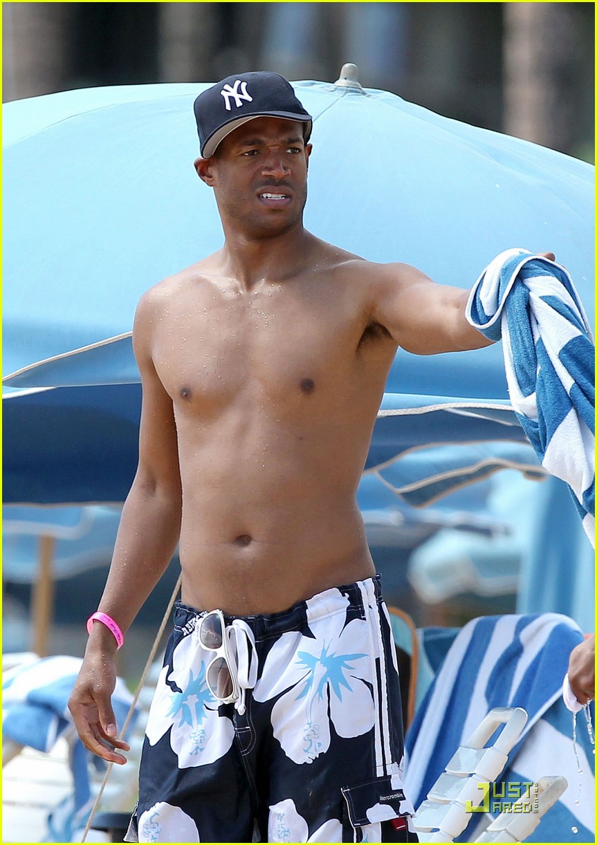 Marlon Wayans and Shawn Wayans hit the beach shirtless with their brothers
