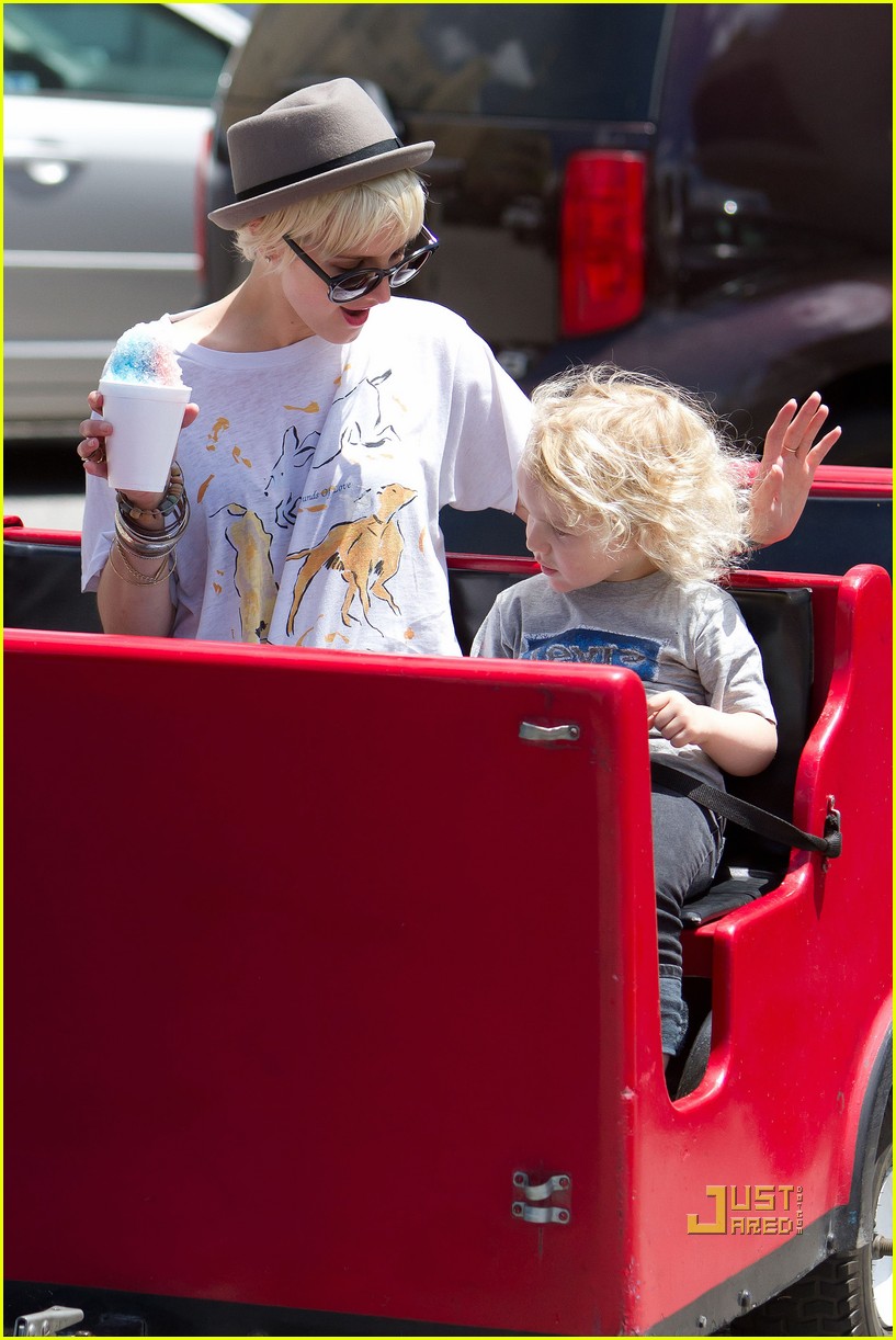 Ashlee Simpson & Pete Wentz Farmers Market with Bronx Photo 2548400(01)
