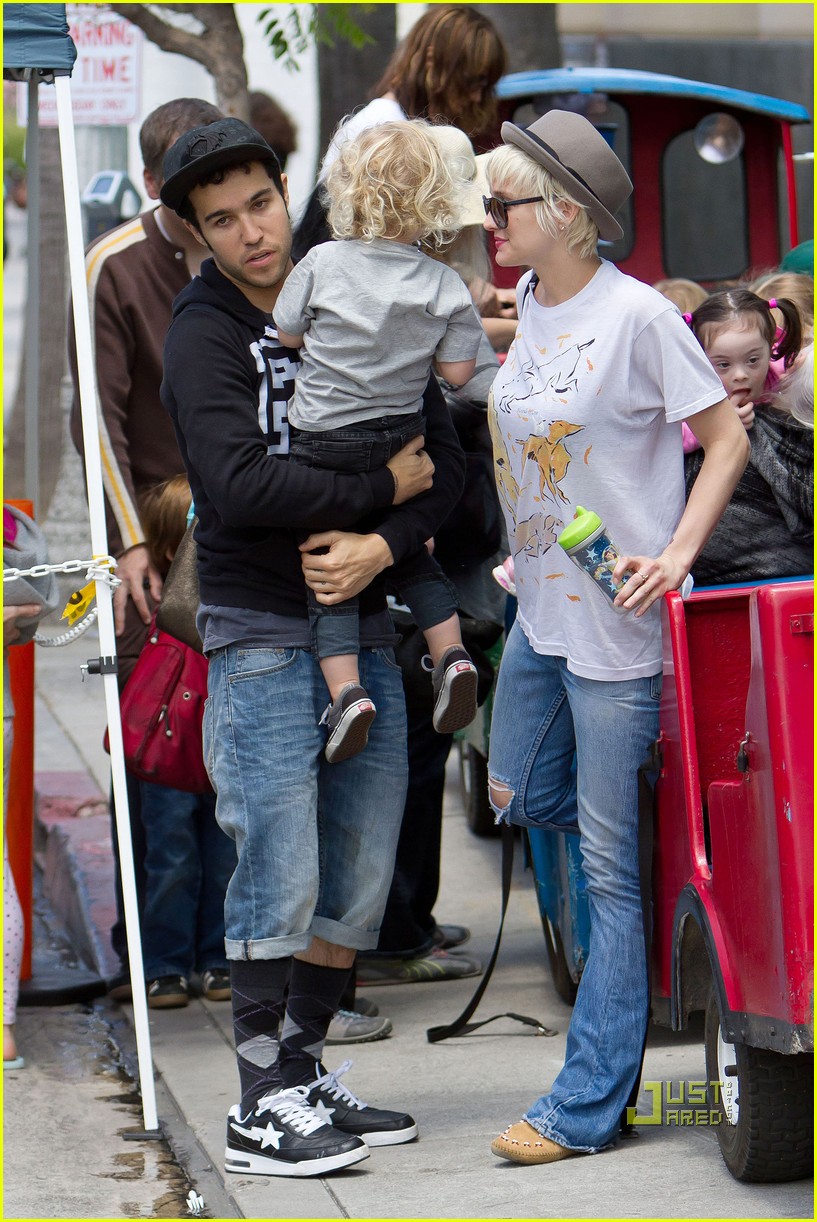 Ashlee Simpson & Pete Wentz Farmers Market with Bronx Photo 2548407
