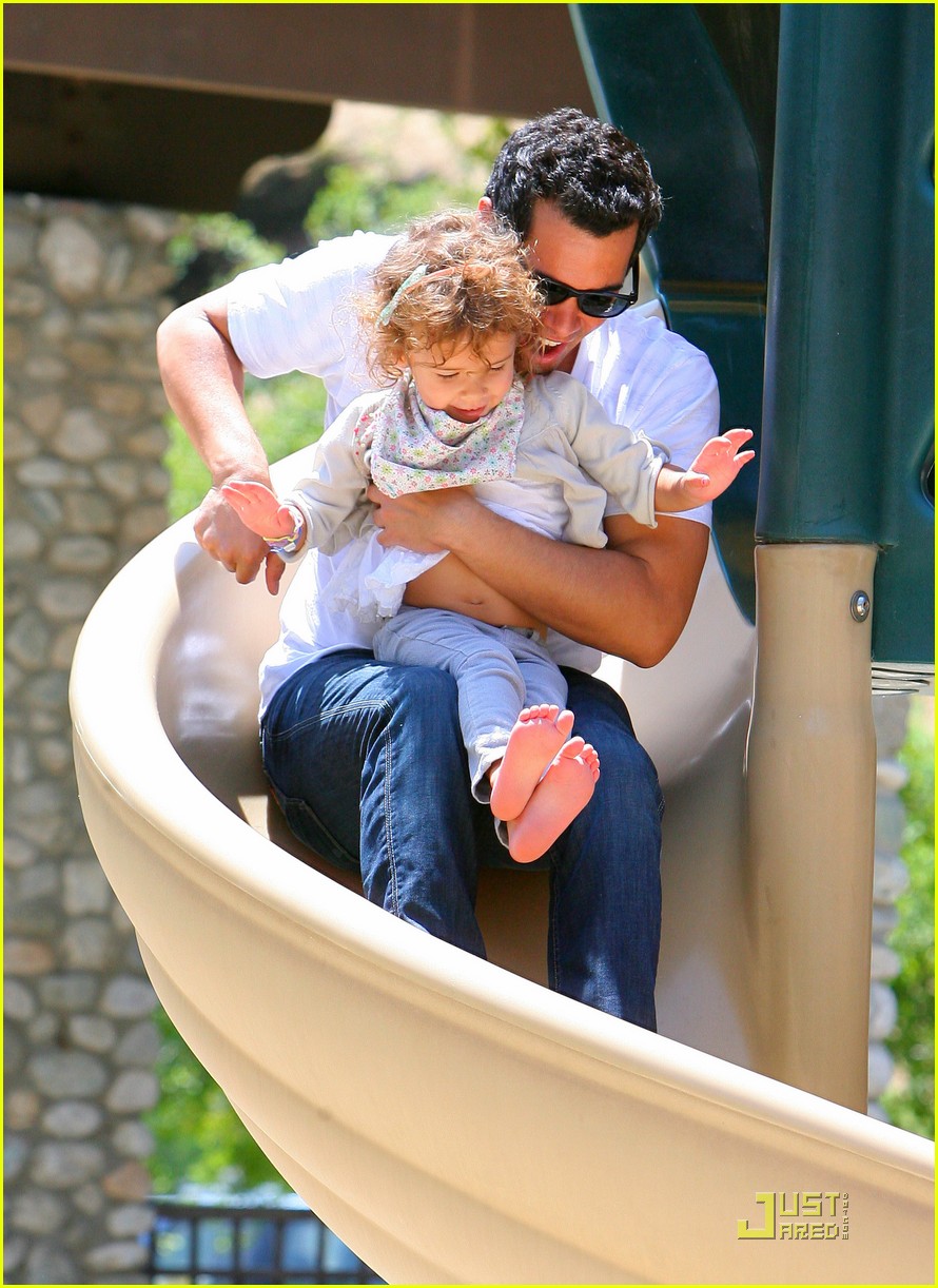 Jessica Alba & Cash Warren Park Playtime with Honor! Photo 2553487