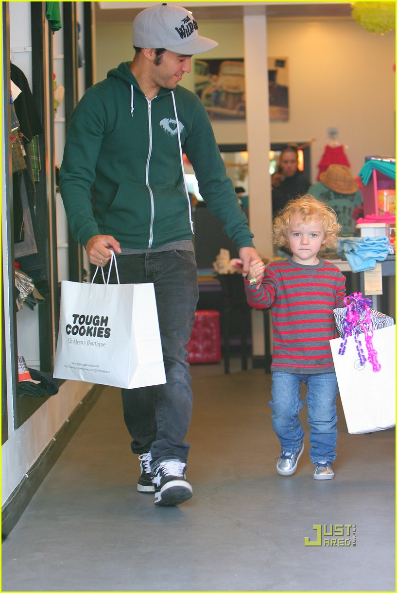 Ashlee Simpson & Pete Wentz Boutique with Bronx! Photo 2551759