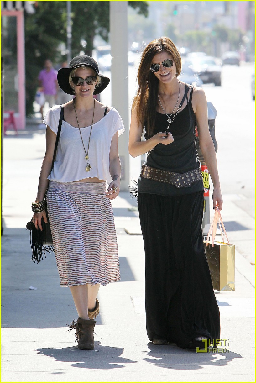 Ashlee Simpson Shops 'Til She Drops: Photo 2556079 | Ashlee Simpson