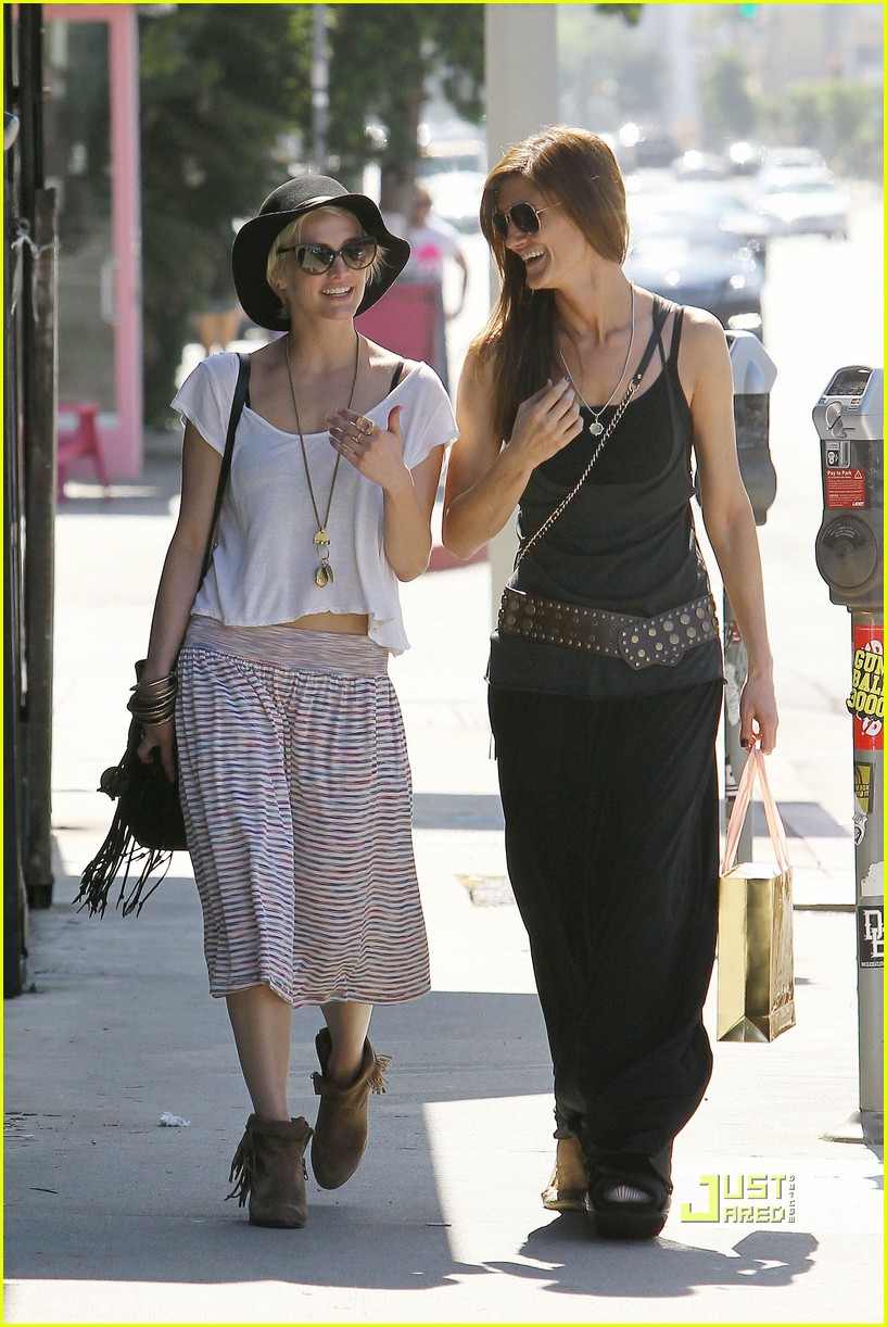 Photo: ashlee simpson friend shopping 15 | Photo 2556089 | Just Jared