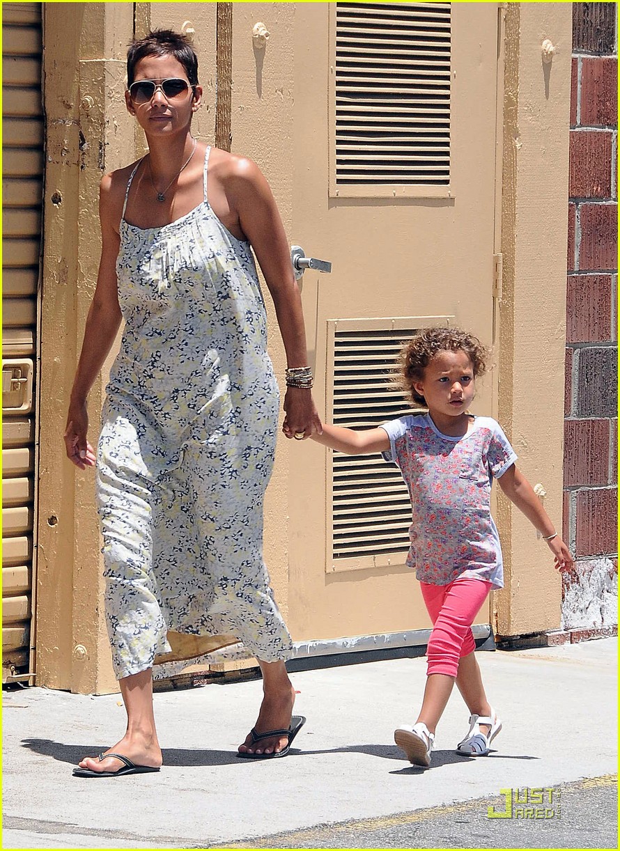 Halle Berry Gets Ice Cream with Nahla! Photo 2555913 Celebrity