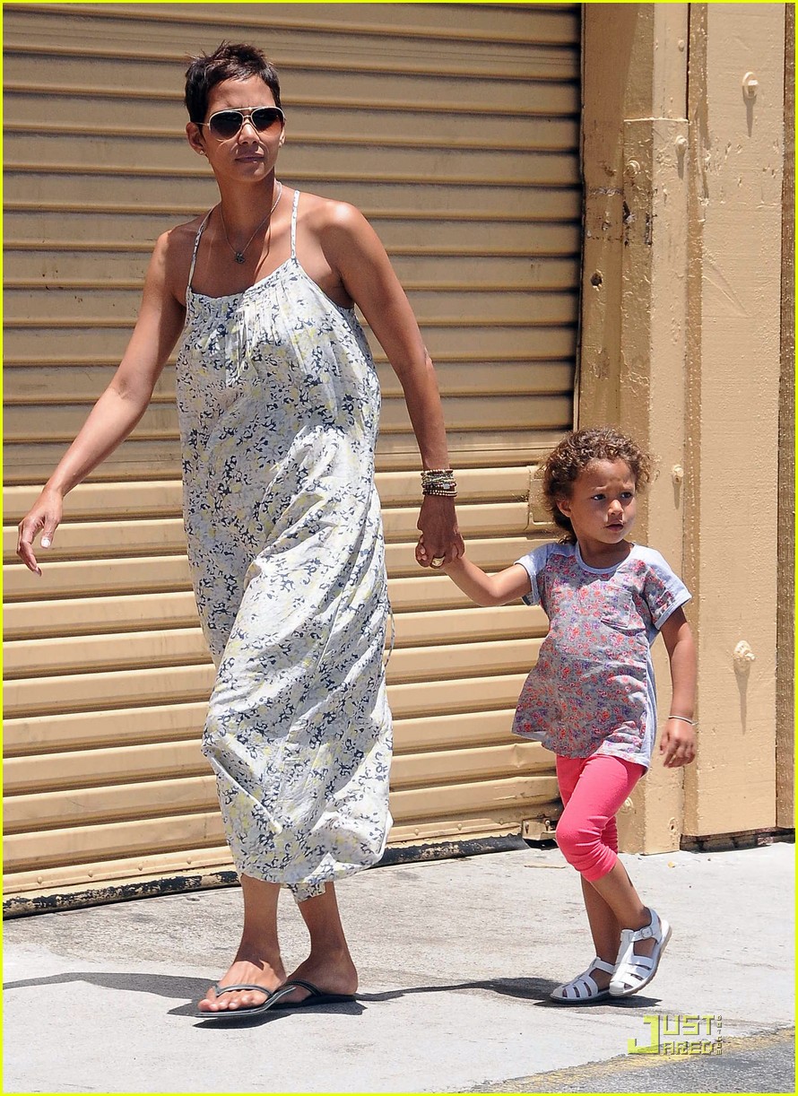 Halle Berry Gets Ice Cream with Nahla! Photo 2555915 Celebrity(02)