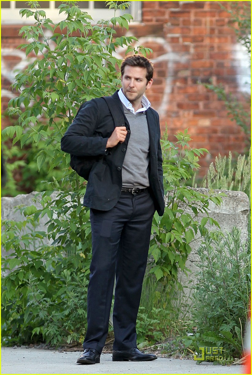 Bradley Cooper & Zoe Saldana Kiss Kiss for 'The Words'! Photo 2551201