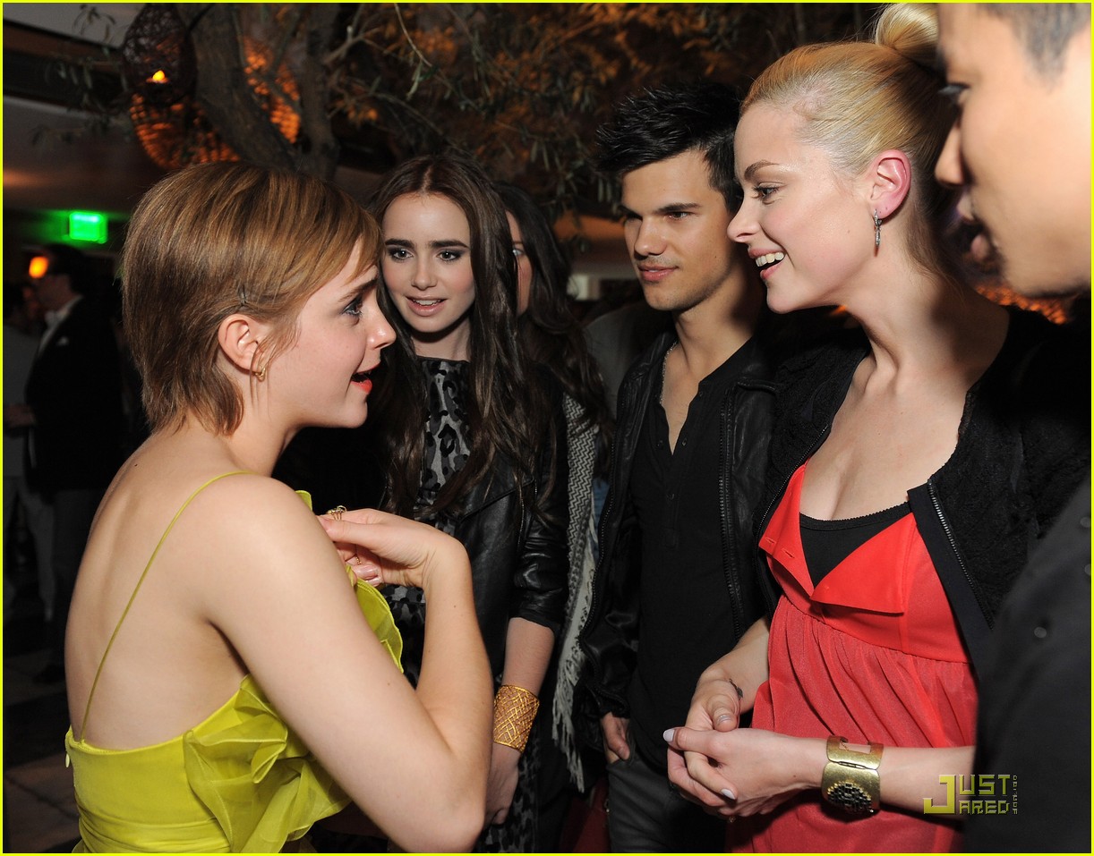 Emma Watson & Jaime King: Taylor & Lily Sandwich!: Photo 2549967 | 2011 MTV  Movie Awards, Emma Watson, Jaime King, Jared Eng, Kyle Newman, Lily  Collins, Taylor Lautner Pictures | Just Jared