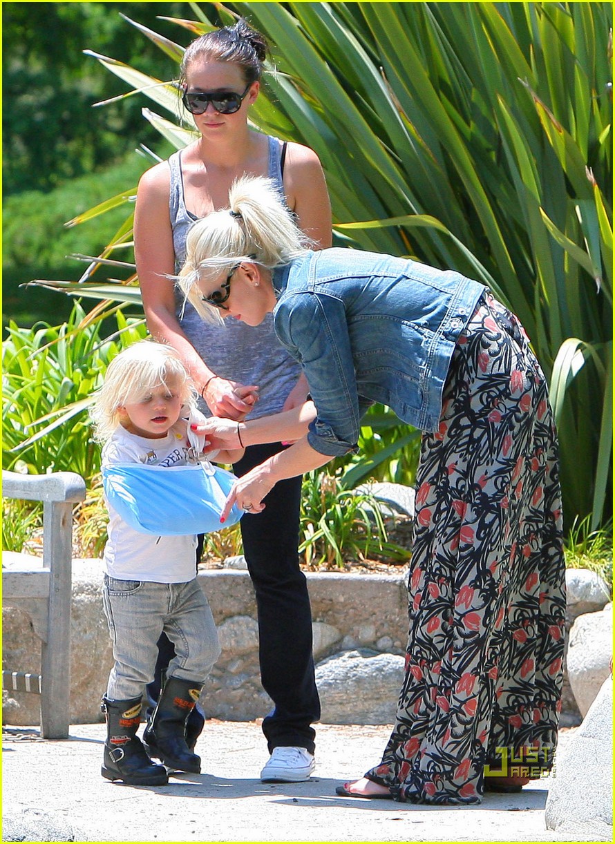 Gwen Stefani Zuma Wears a Sling Photo 2550600 Celebrity Babies