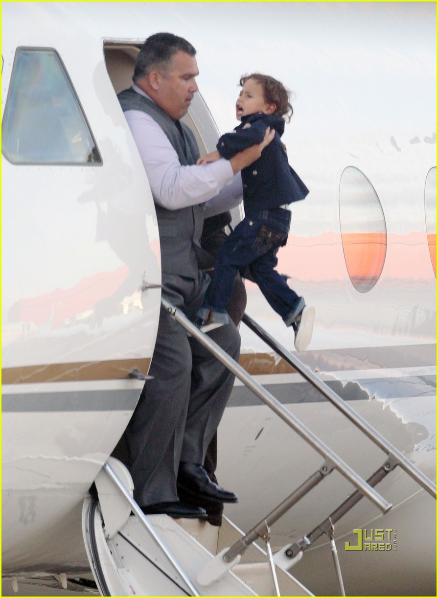 Jennifer Lopez: Private Plane to London with Emme & Max!: Photo 2550950