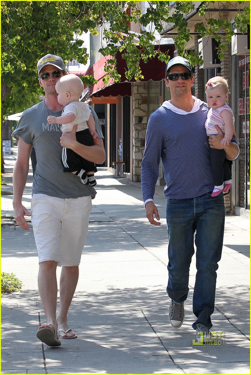Neil Patrick Harris & David Burtka Dinner with the Twins! Photo(01)