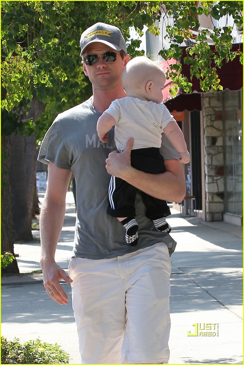 Neil Patrick Harris & David Burtka Dinner with the Twins! Photo