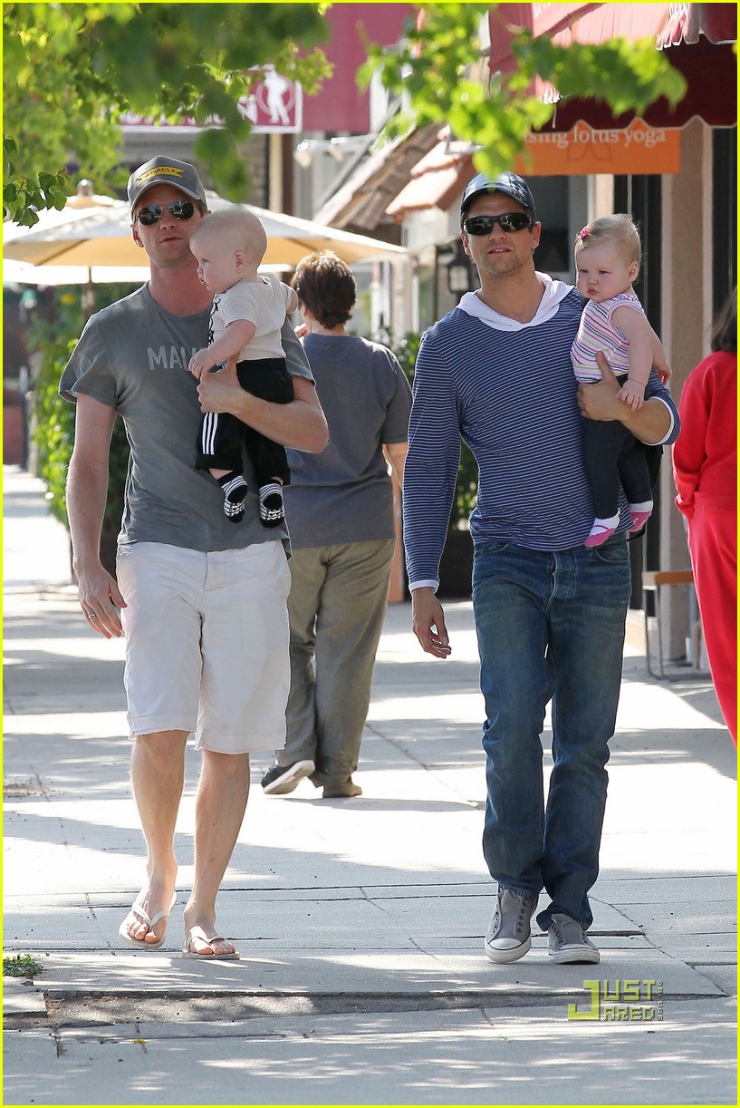 Neil Patrick Harris & David Burtka Dinner with the Twins! Photo