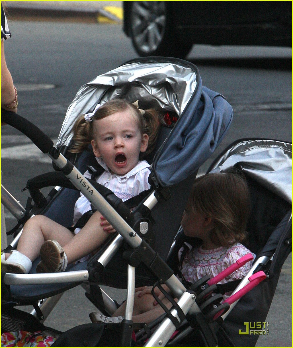 Sarah Jessica Parker Walking In The West Village Photo 2548597