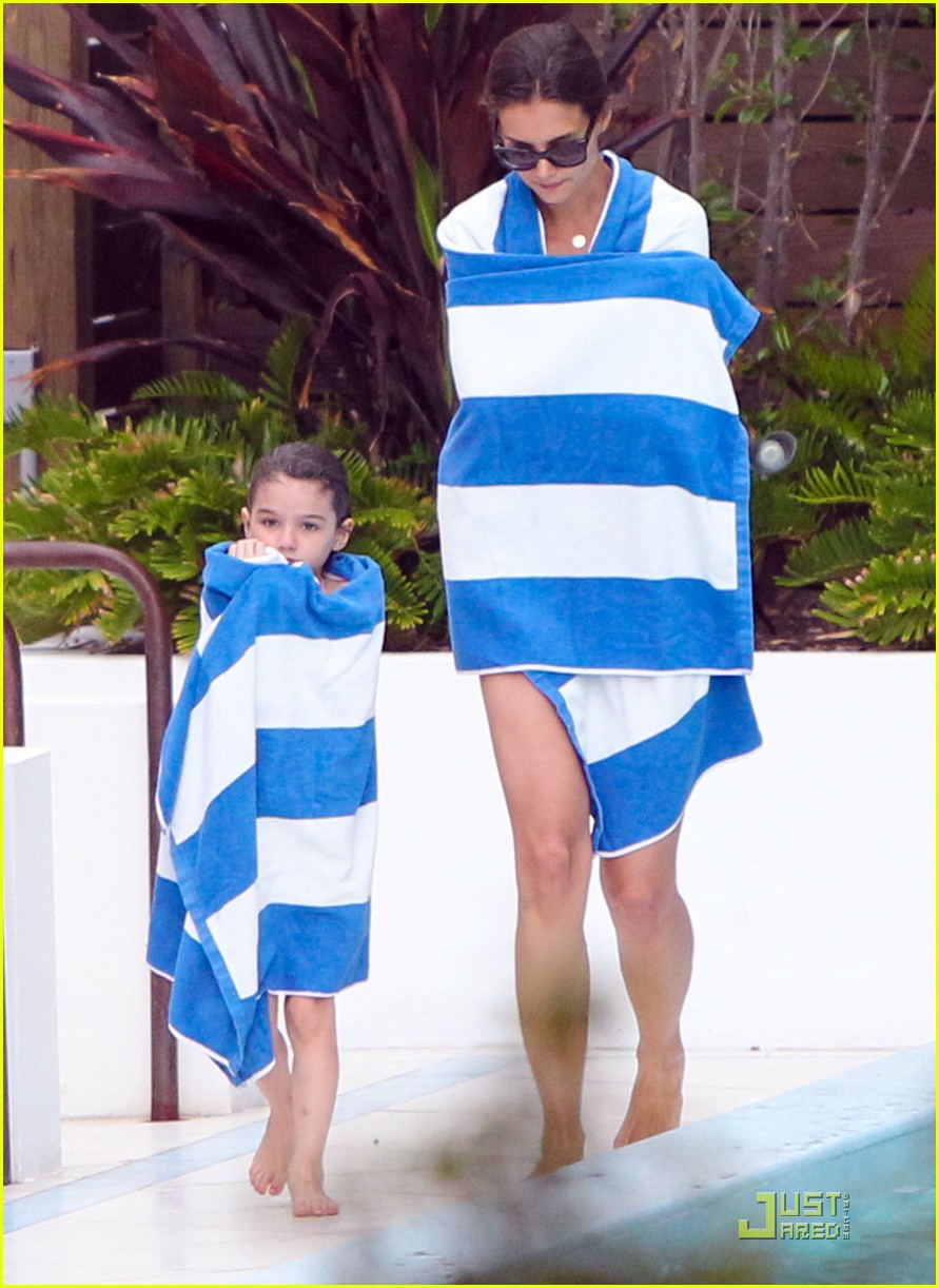 Katie Holmes & Suri Cruise Towel Twosome! Photo 2561678 Bikini(02)