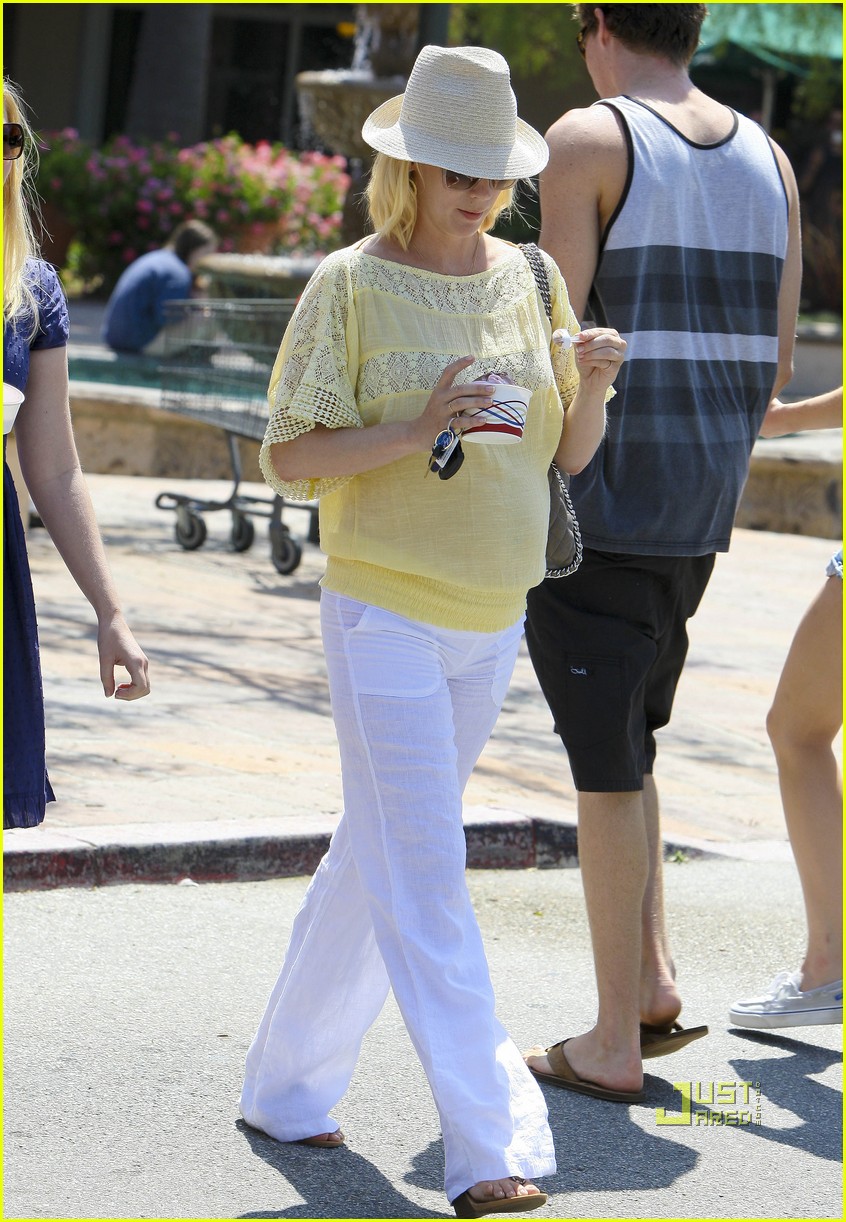 January Jones Screams for Ice Cream Photo 2559461 January Jones