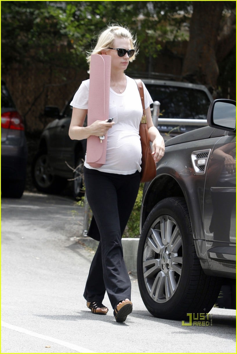 January Jones Post Office Stop Photo 2558658 January Jones(01)