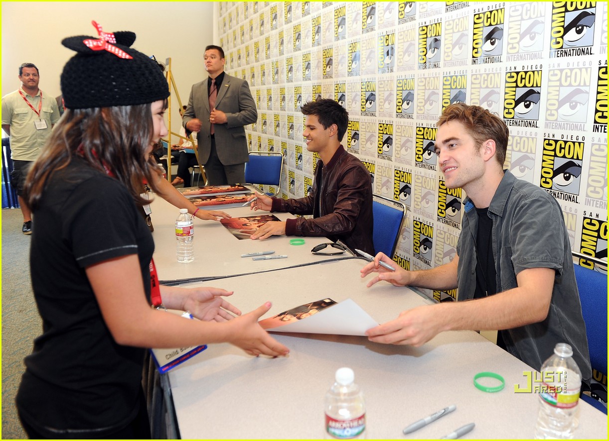 Robert Pattinson & Kristen Stewart Breaking Dawn at ComicCon! Photo