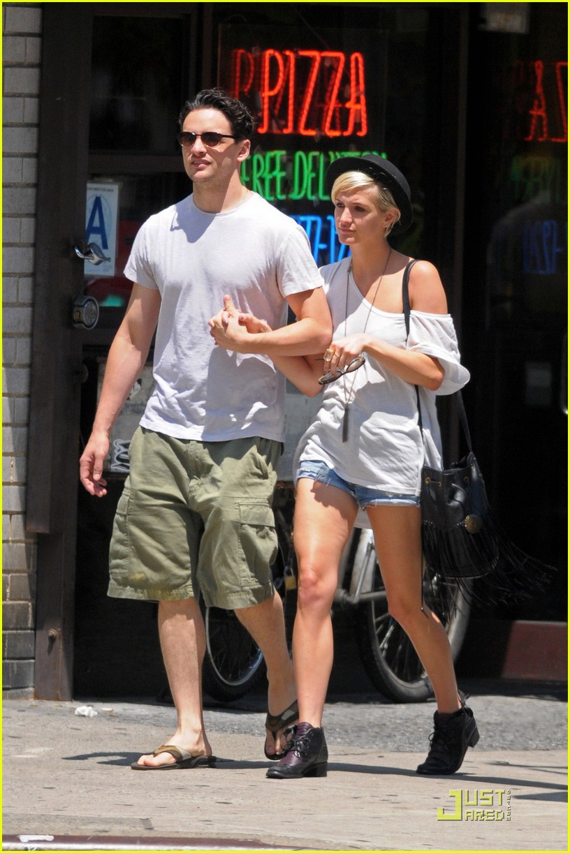 Ashlee Simpson & Vincent Piazza Kiss Kiss! Photo 2559970 Ashlee(02)