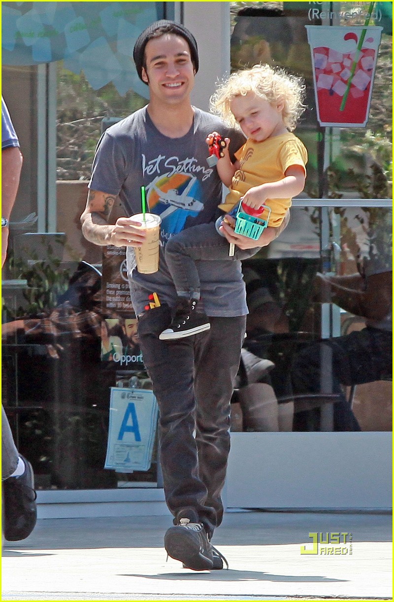 Pete Wentz Starbucks with Bronx! Photo 2561488 Ashlee Simpson