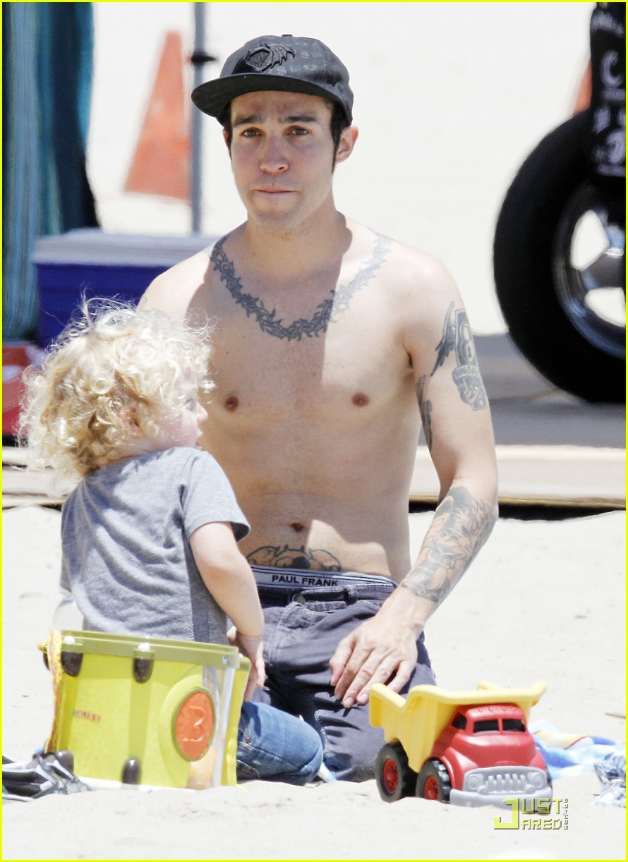 Pete Wentz: Shirtless at the Beach with Bronx! pete wentz shirtless at th.....