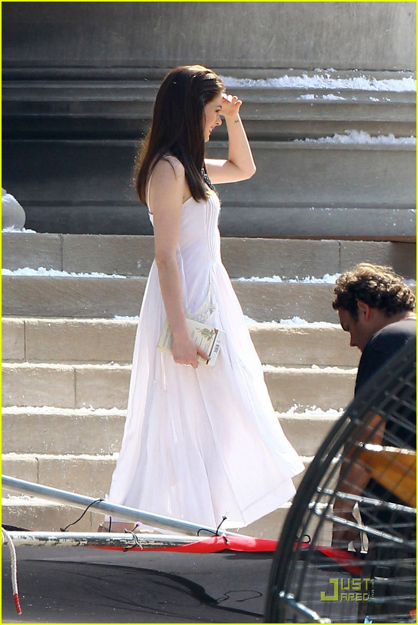 Anne Hathaway Catwoman Walks Her Dog! Photo 2567447 Anne Hathaway