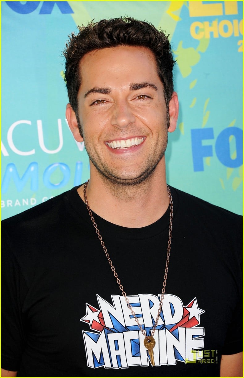 Zachary Levi Short Shorts at the Teen Choice Awards! Photo 2568008