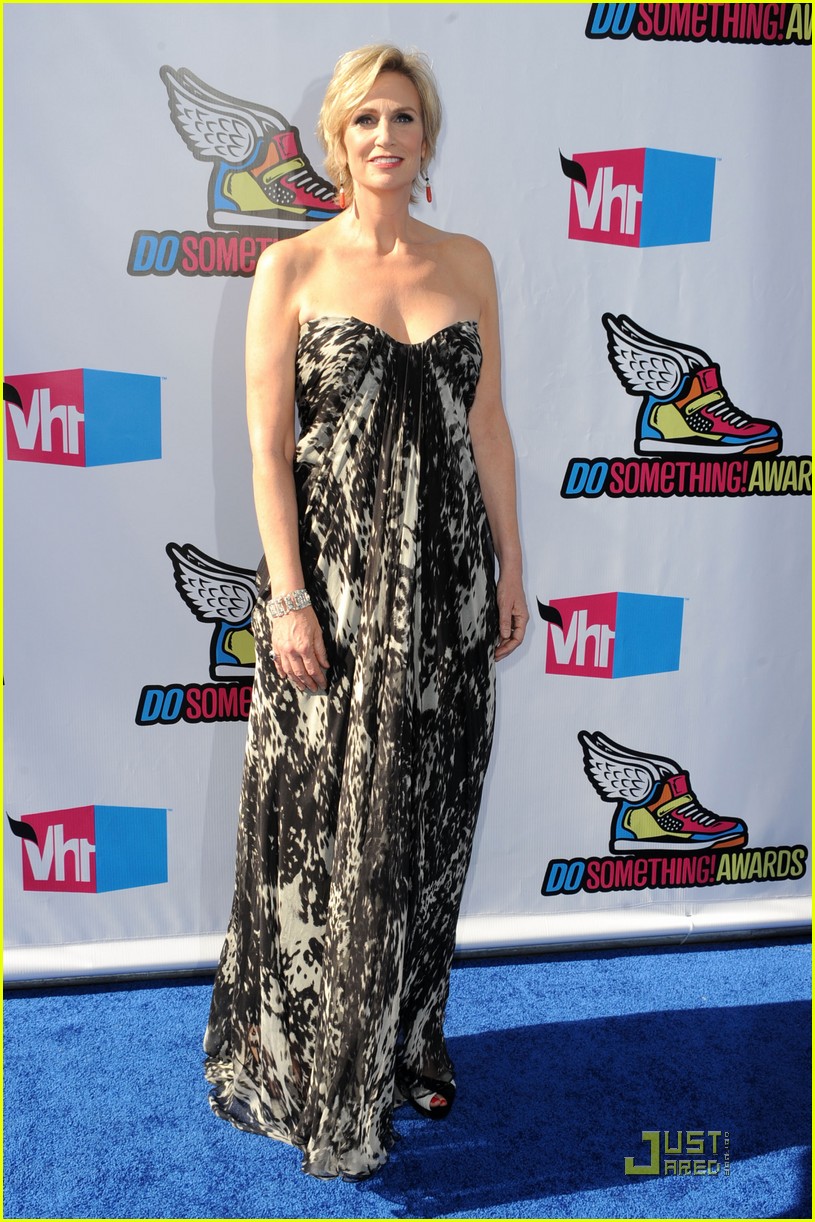 Jane Lynch Glee SingALong with the Family! Photo 2570844 Jane