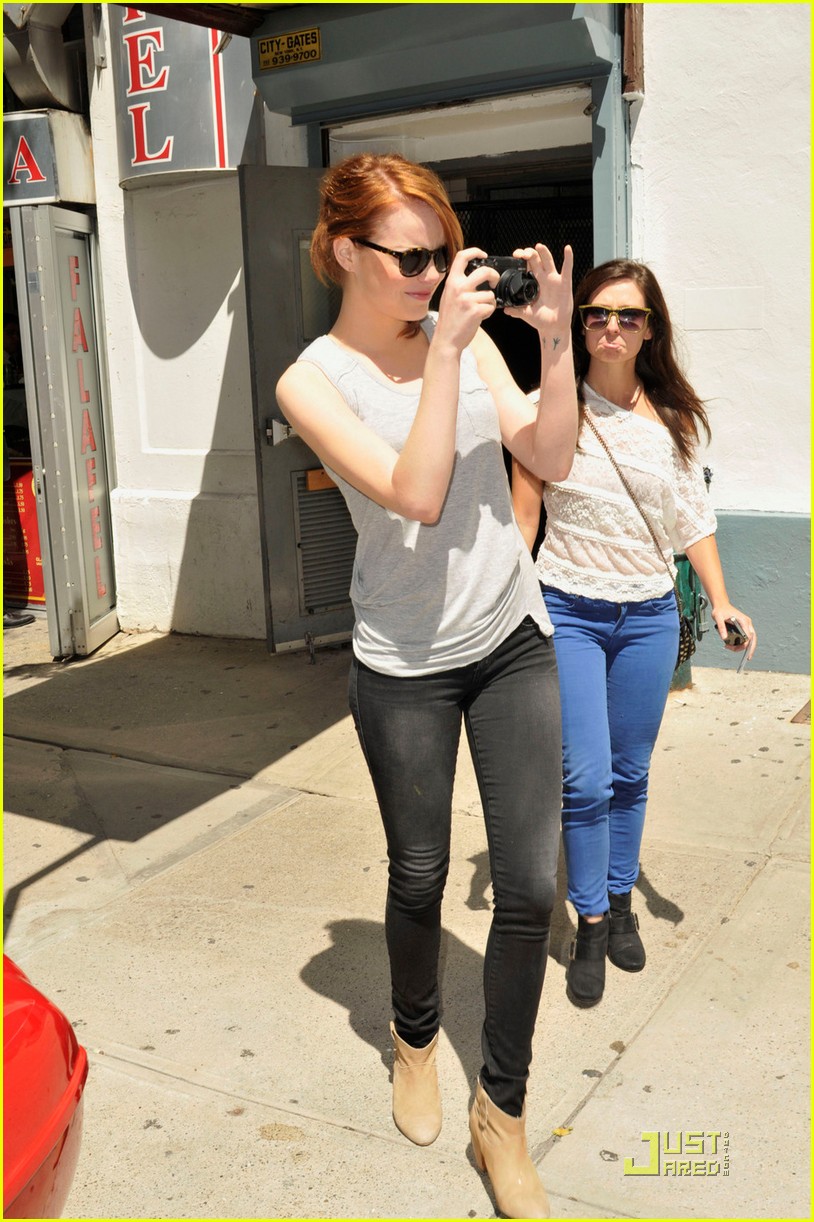 Emma Stone 'The Help' Debuts to Strong Numbers Photo 2569609 Emma