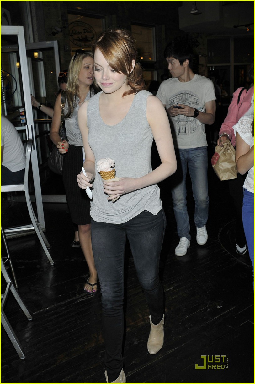 Emma Stone 'The Help' Debuts to Strong Numbers Photo 2569612 Emma