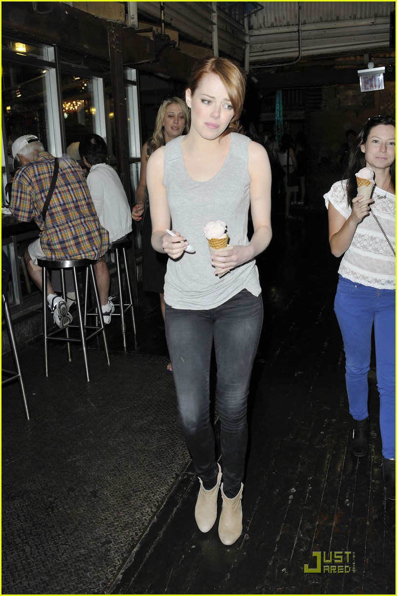 Emma Stone 'The Help' Debuts to Strong Numbers Photo 2569613 Emma