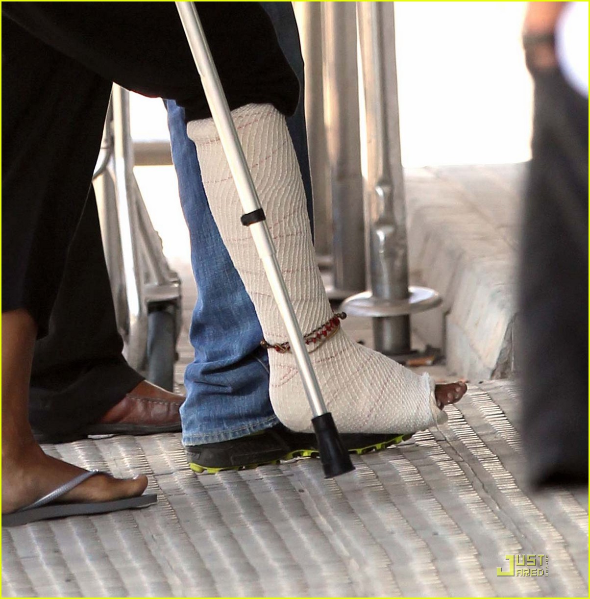 Halle Berry Breaks Her Foot in Spain Photo 2582764 Halle Berry