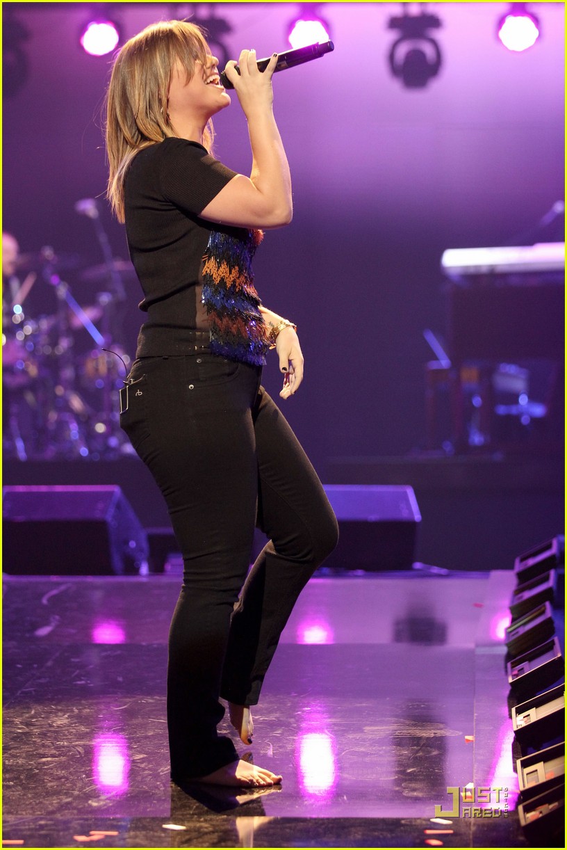 Kelly Clarkson iHeartRadio Music Festival Performer! Photo 2583349