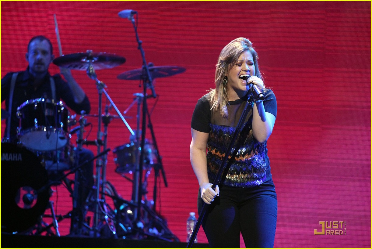 Kelly Clarkson iHeartRadio Music Festival Performer! Photo 2583358
