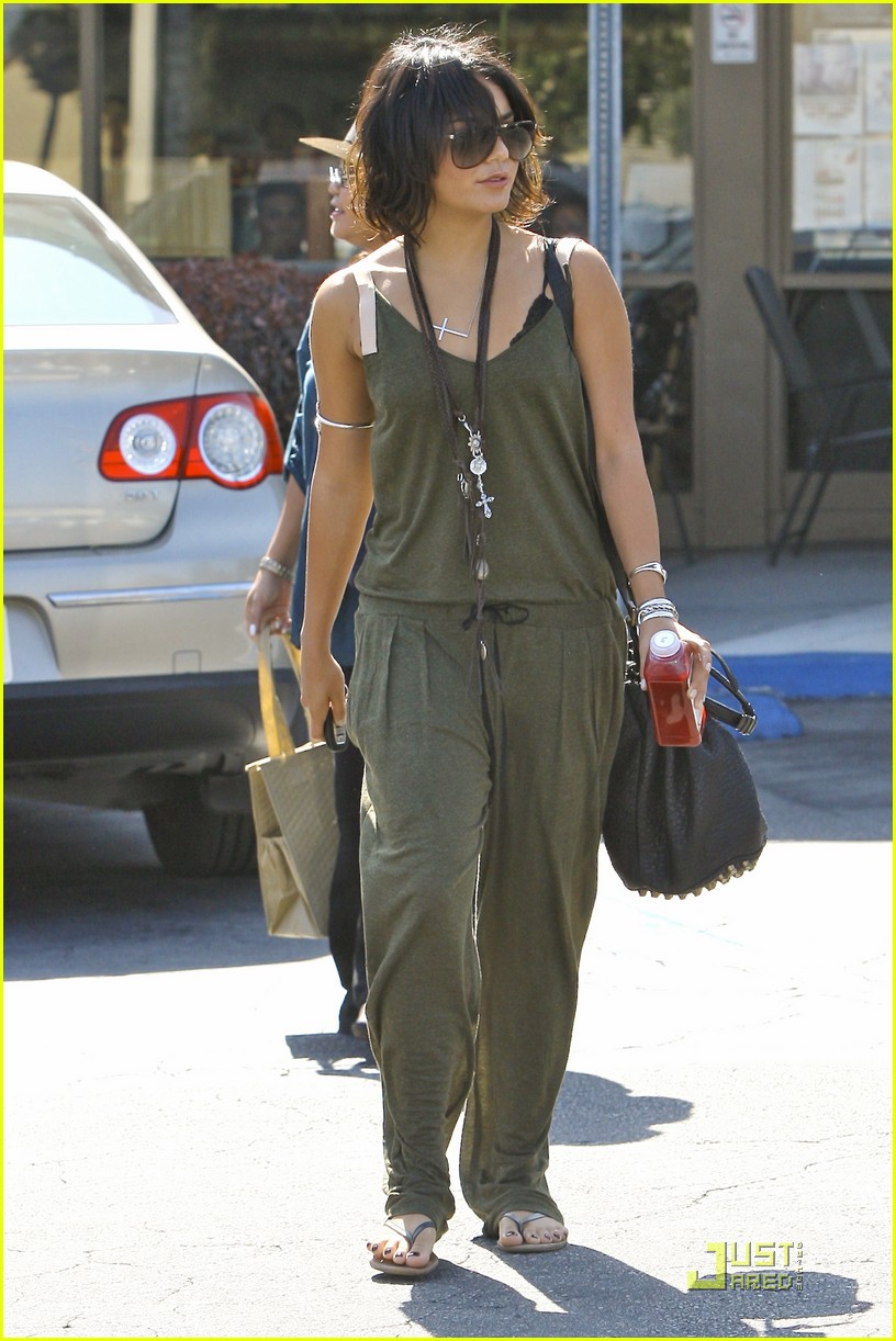 Vanessa Hudgens Manicure with Mom and Stella! Photo 2582376 Stella