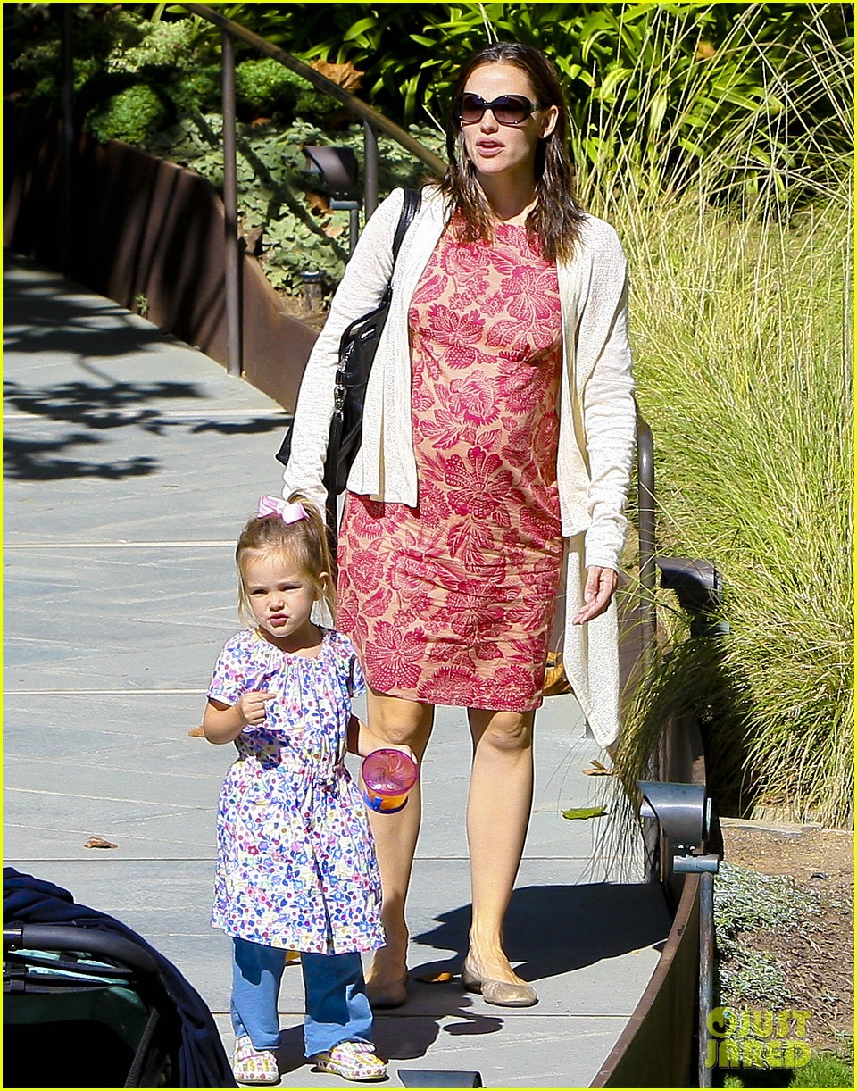 Ben Affleck & Jennifer Garner Pumpkin Picking with the Girls! Photo
