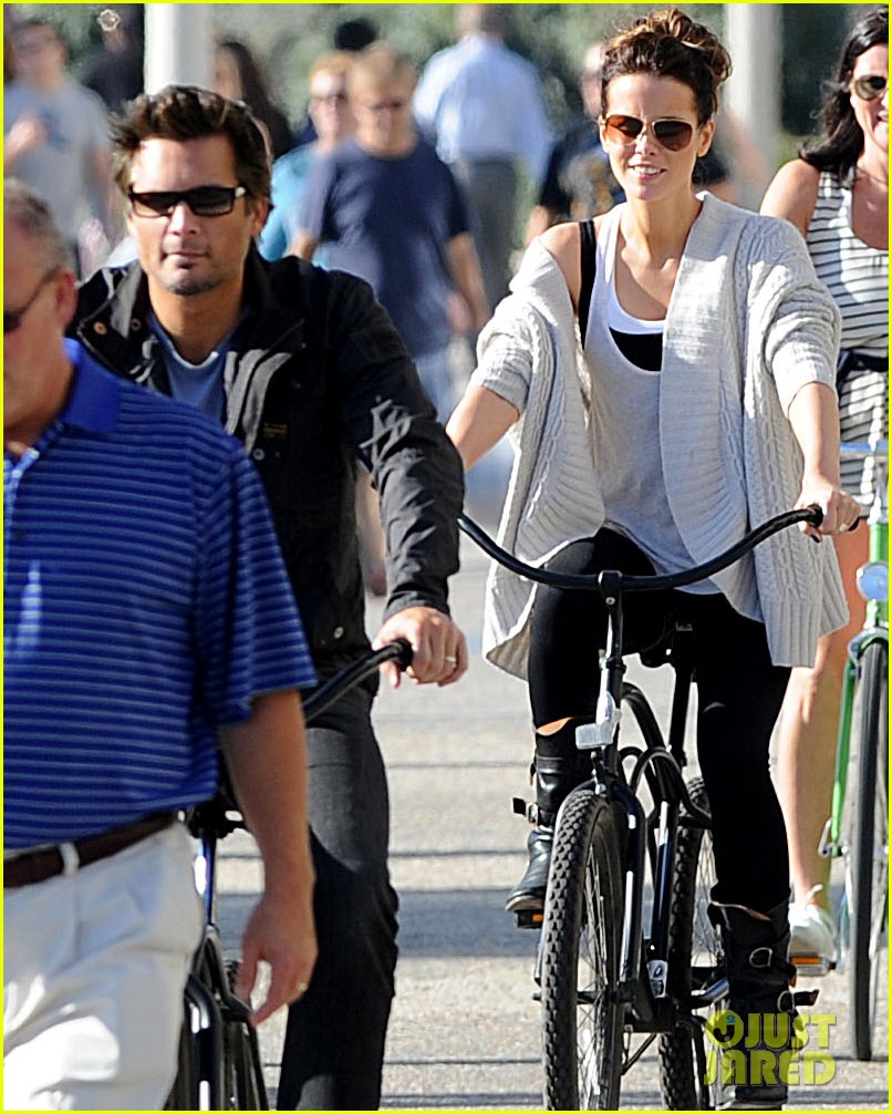 kate beckinsale bike ride with len lily 012588465