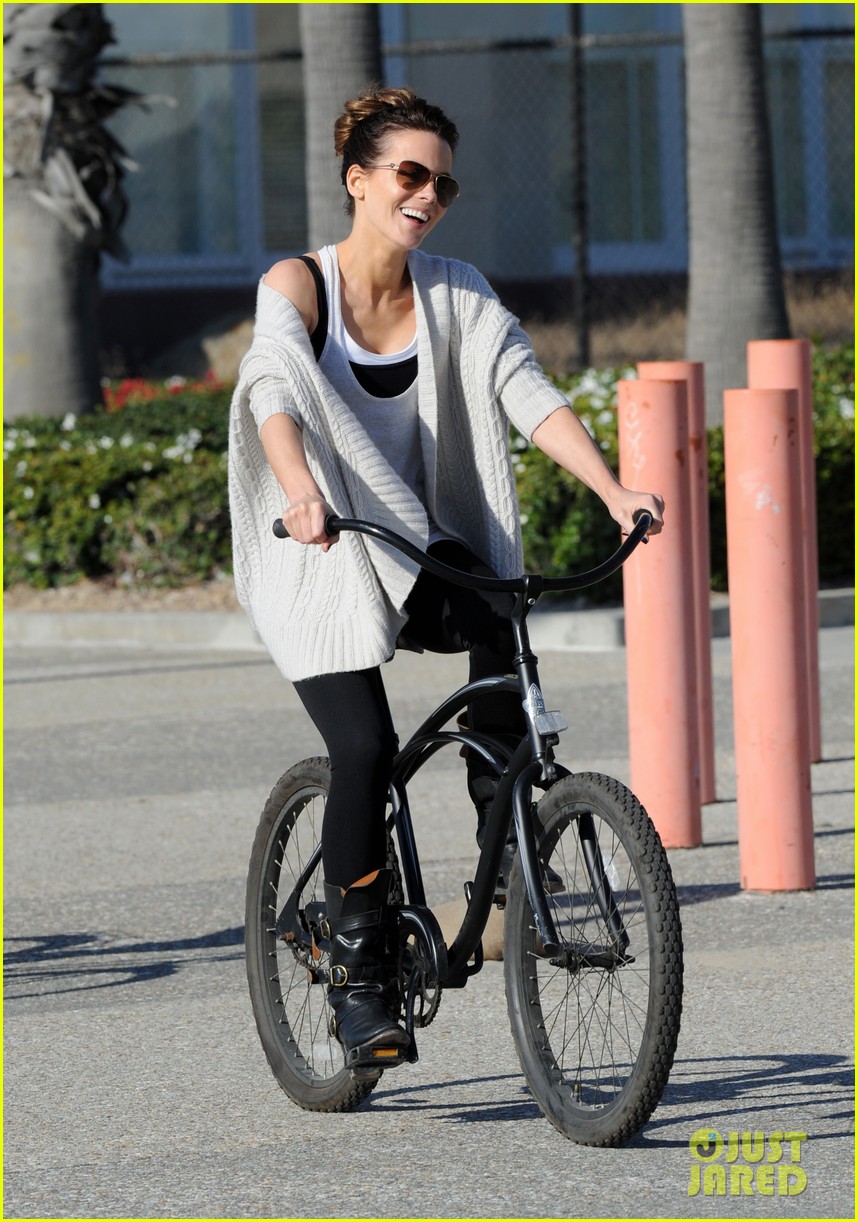 kate beckinsale bike ride with len lily 022588466