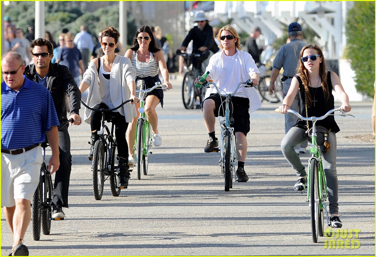 kate beckinsale bike ride with len lily 03