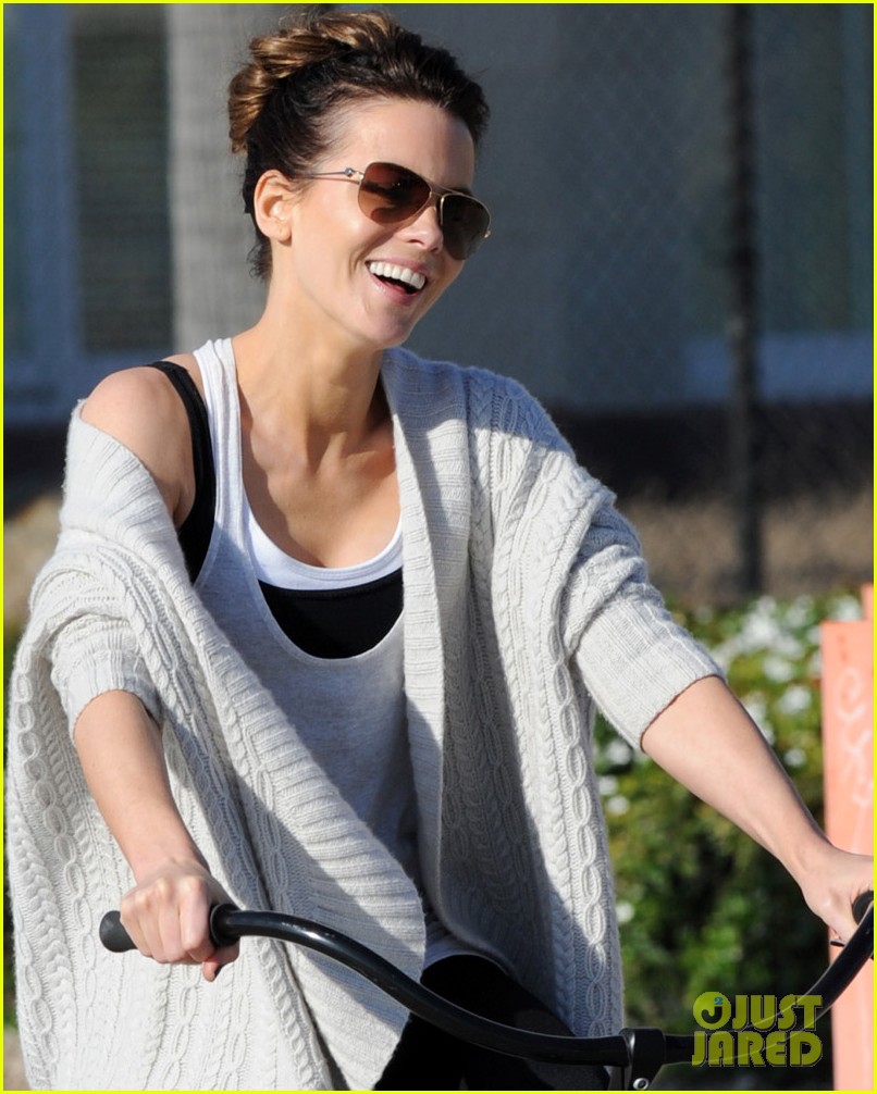 kate beckinsale bike ride with len lily 052588469
