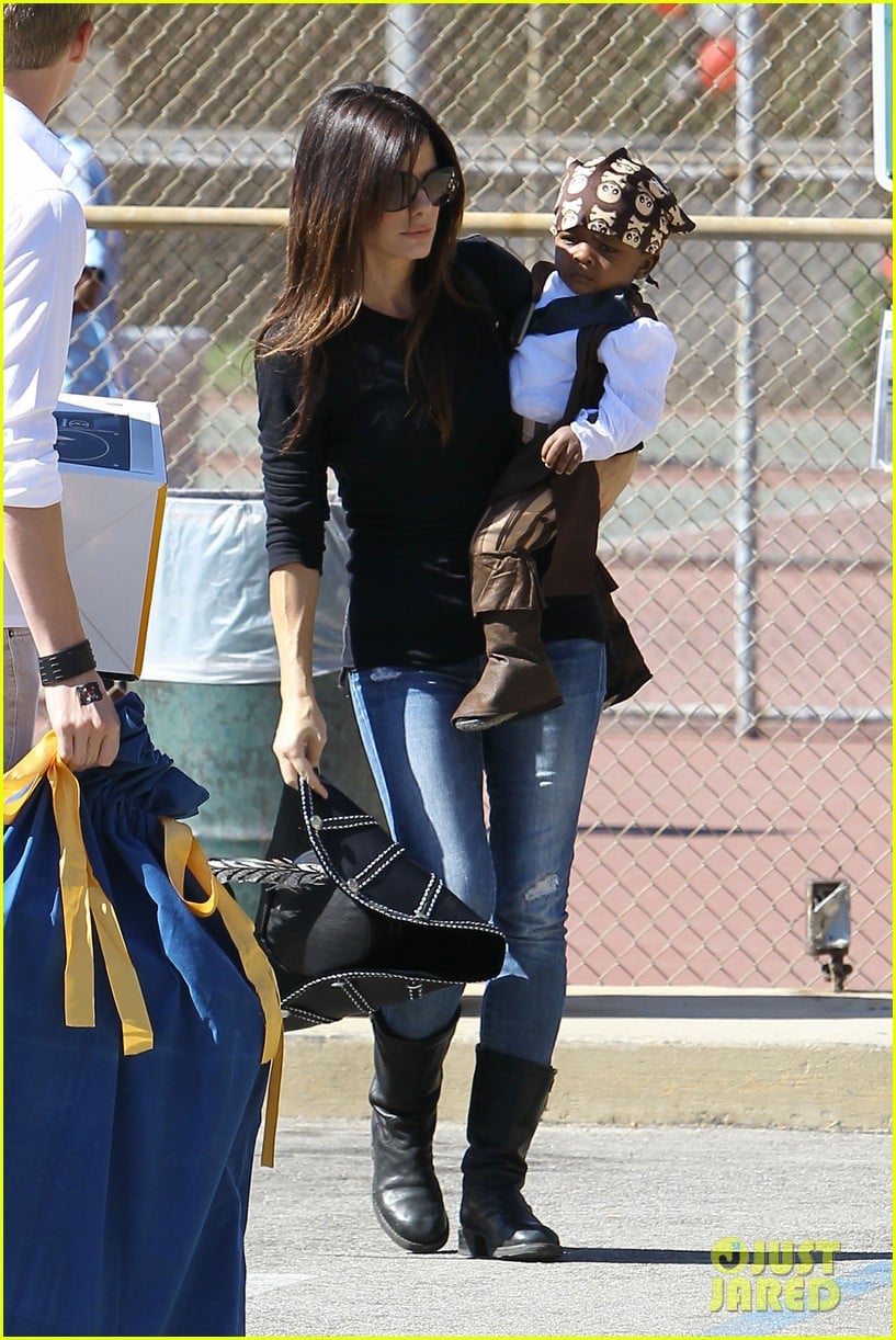 Sandra Bullock & Louis Pirate Party! Photo 2588187 Celebrity Babies(01)