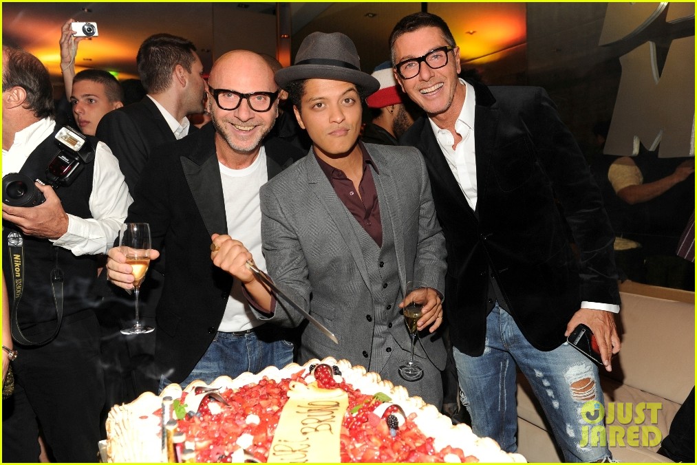 Bruno Mars: Birthday Bash With Dolce&Gabbana!: Photo 2588952