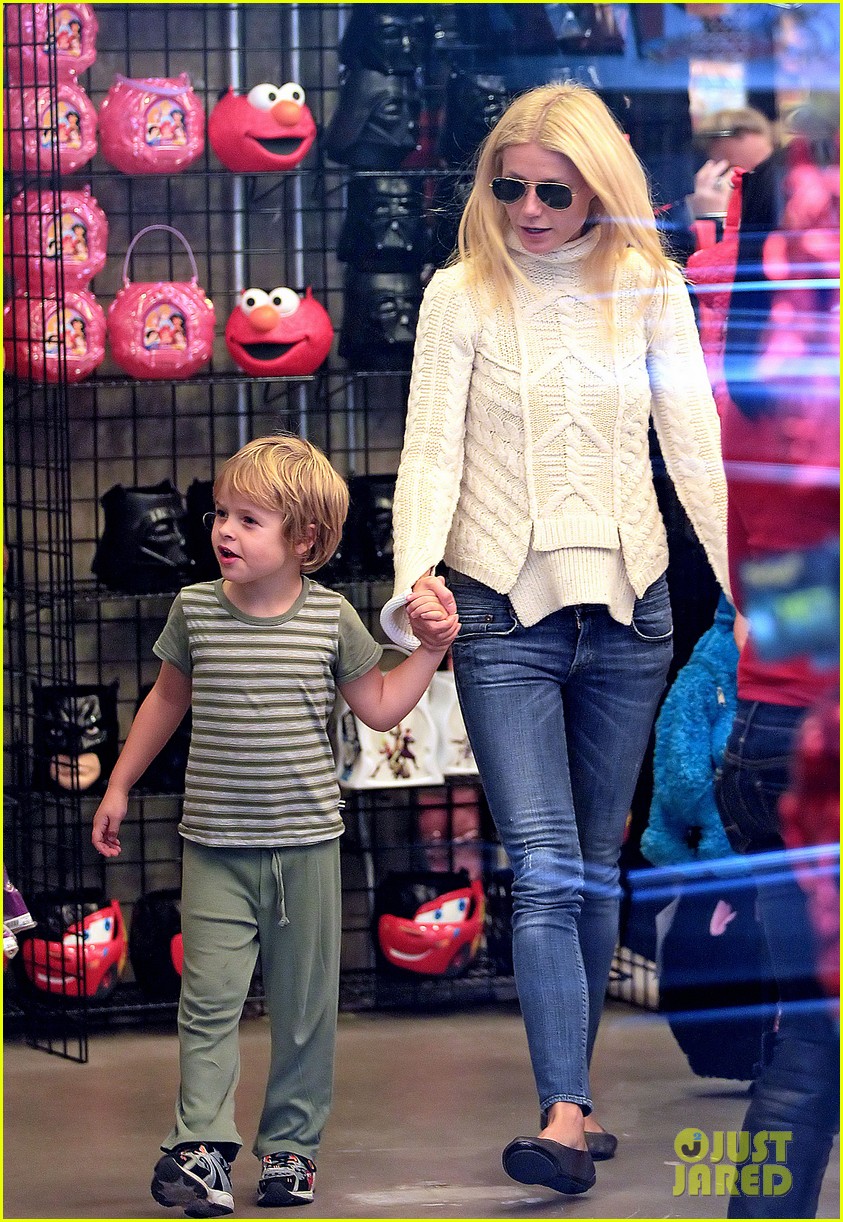 Paltrow Costume Shopping with Apple & Moses! Photo 2590285