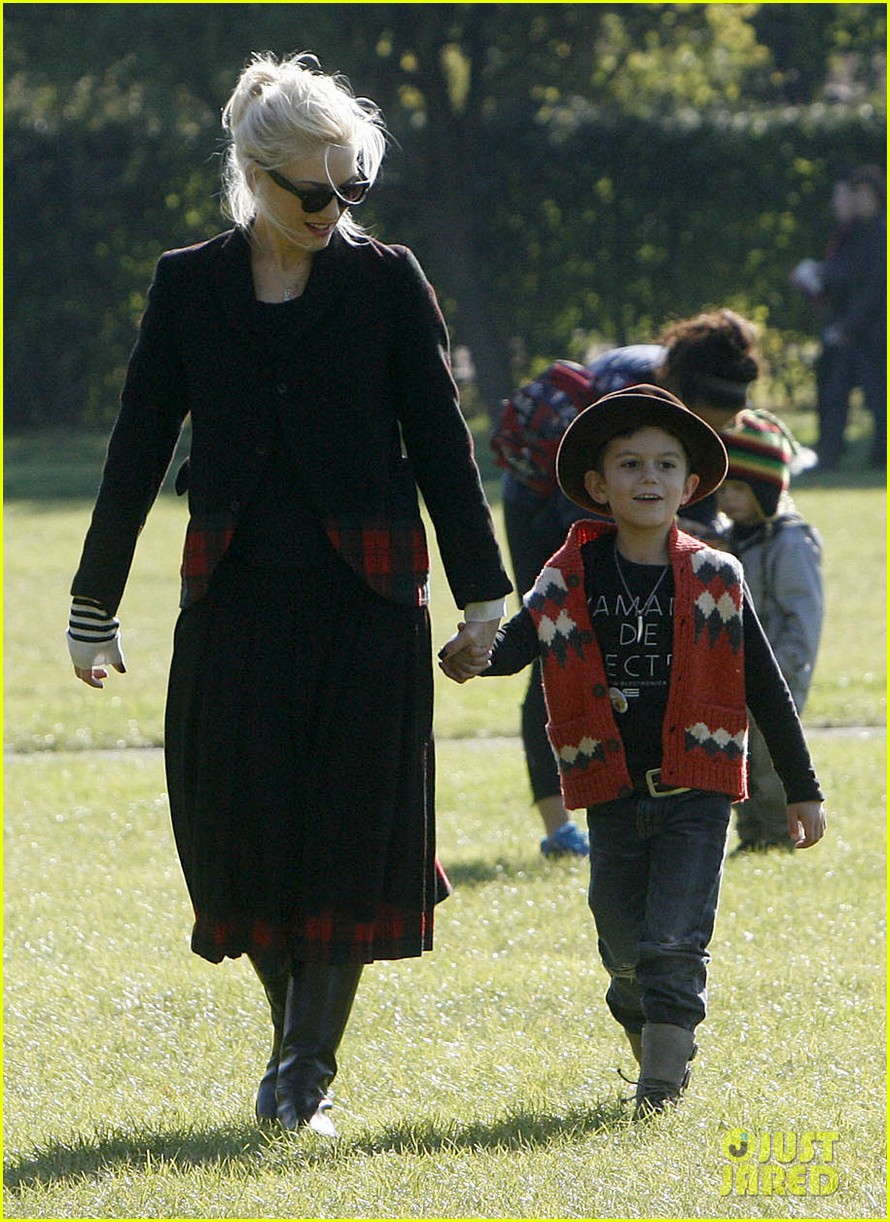 Gwen Stefani Swings with Kingston & Zuma Photo 2592544 Celebrity