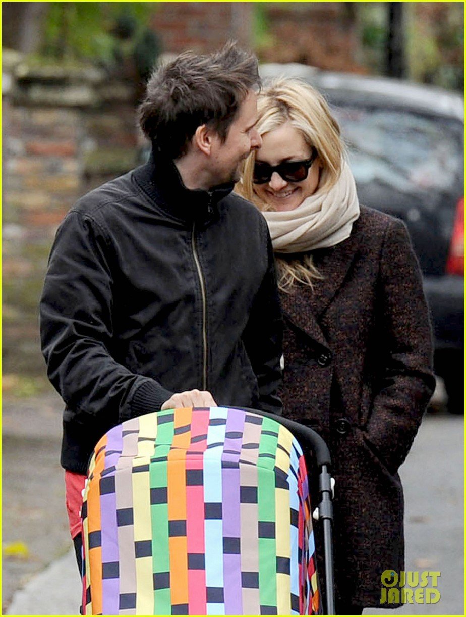 Kate Hudson, Matt Bellamy & Baby Bing Stroll in London Photo 2604856(00)