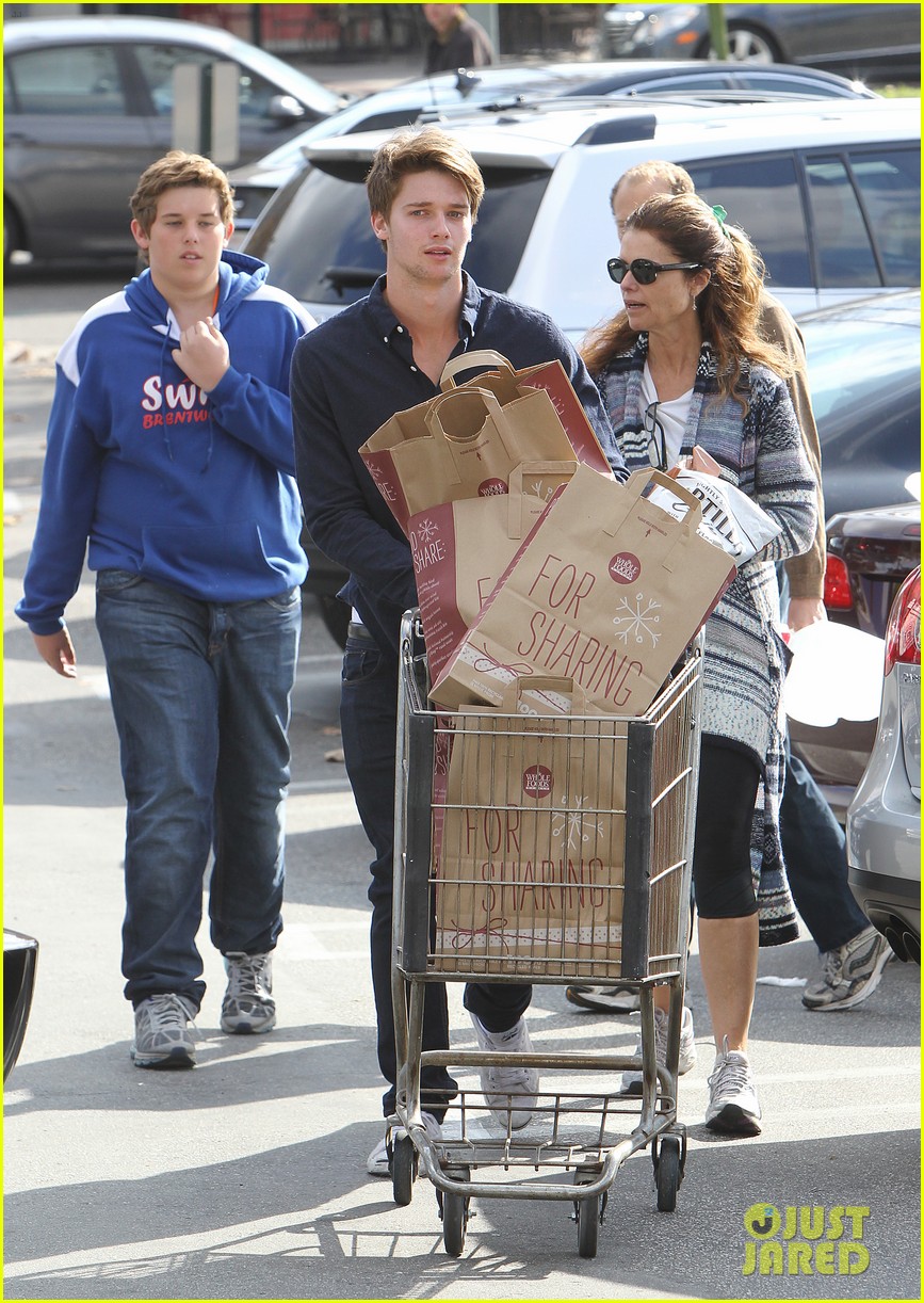 Patrick Schwarzenegger Whole Foods with Maria Shriver! Photo 2602095